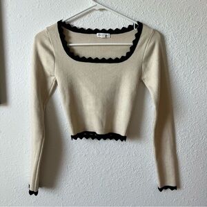 Ivory cropped sweater top with black scallop edges Blu pepper sz S